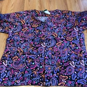 Patterned double pocket scrub top